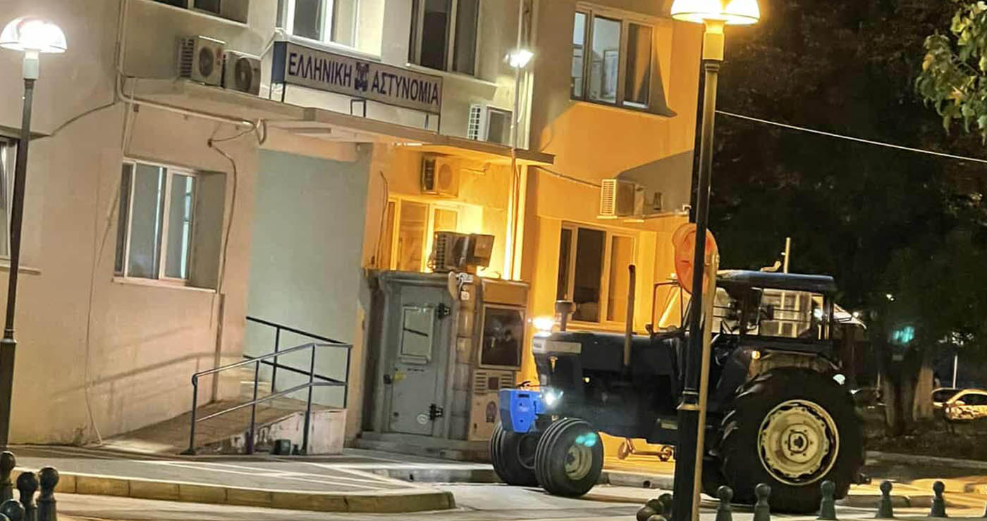 Τα ξημερώματα στην Πτολεμαΐδα: Αγρότης με τρακτέρ, διαμαρτυρήθηκε για τον ΟΠΕΚΕΠΕ μπροστά από την Αστυνομία – πρωτοφανές περιστατικό