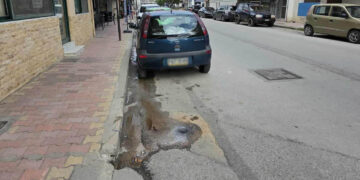 ΕΚΤΑΚΤΟ: “Έσκασε” αγωγός της τηλεθέρμανσης επί της Οδού Παυλίδη Αδαμοπούλου – Διαρροή υδάτων στο σημείο ( ρεπορτάζ της Κούλας Πουλασιχίδου )