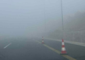 Εγνατία: Ομίχλη στα διόδια Πολυμύλου – Τροχαίο με ΙΧ και νταλίκα και ουρές οχημάτων στο ρεύμα προς Κοζάνη