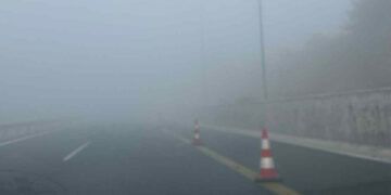 Εγνατία: Ομίχλη στα διόδια Πολυμύλου – Τροχαίο με ΙΧ και νταλίκα και ουρές οχημάτων στο ρεύμα προς Κοζάνη