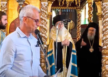 Ο Μητροπολίτης Δωδώνης μάλωσε διευθυντή σχολείου για την αμφίεσή του στην εκκλησία: «Με τα πουκάμισα έξω ήρθες, απαράδεκτος»