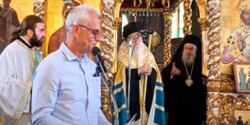 Ο Μητροπολίτης Δωδώνης μάλωσε διευθυντή σχολείου για την αμφίεσή του στην εκκλησία: «Με τα πουκάμισα έξω ήρθες, απαράδεκτος»