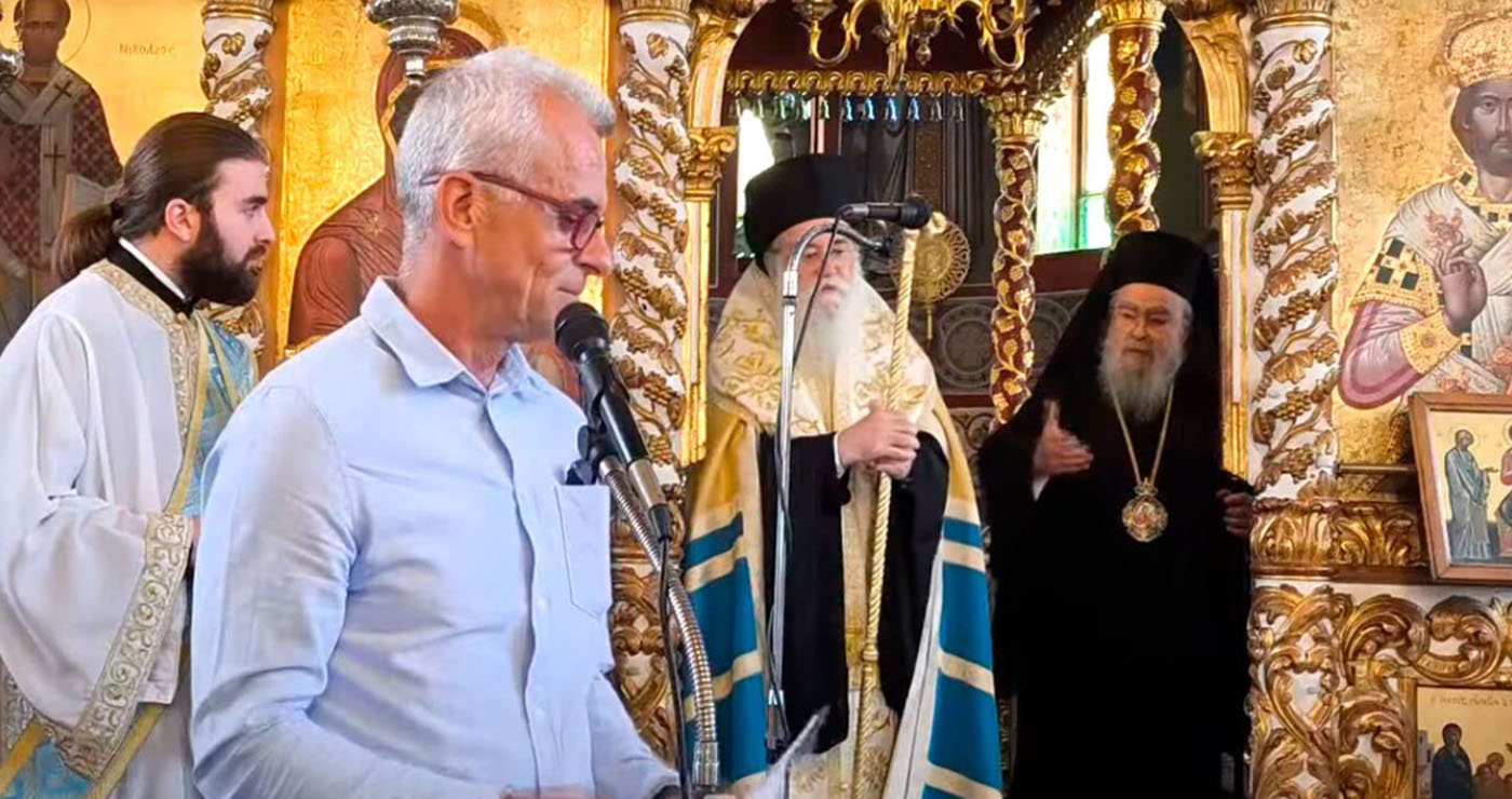 Ο Μητροπολίτης Δωδώνης μάλωσε διευθυντή σχολείου για την αμφίεσή του στην εκκλησία: «Με τα πουκάμισα έξω ήρθες, απαράδεκτος»