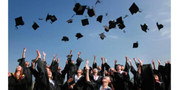 Πώς θα λάβουν 1.000 ευρώ οι φοιτητές που πρώτευσαν στις πανελλαδικές εξετάσεις του 2025