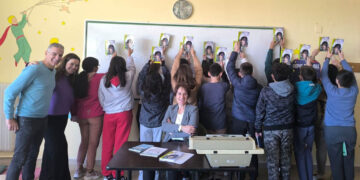 Το Γυμνάσιο Αναρράχης-Εμπορίου ταξιδεύει στον κόσμο της λογοτεχνίας με την Έλενα Αρτζανίδου