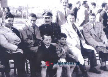 Γήπεδο Πτολεμαϊδος 1954, παρακολουθώντας τον αγώνα του Θρυλικού ΑΡΗ – Από τη στήλη του Γ. Καζαντζή στον ΠΑΛΜΟ