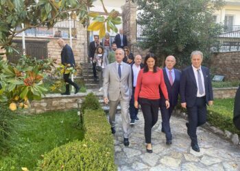 Βόλτα, καφές, Άγιος Νικόλαος και Επισκοπείο για την Υπουργό Εργασίας Νίκη Κεραμέως στην Κοζάνη(φωτογραφίες)