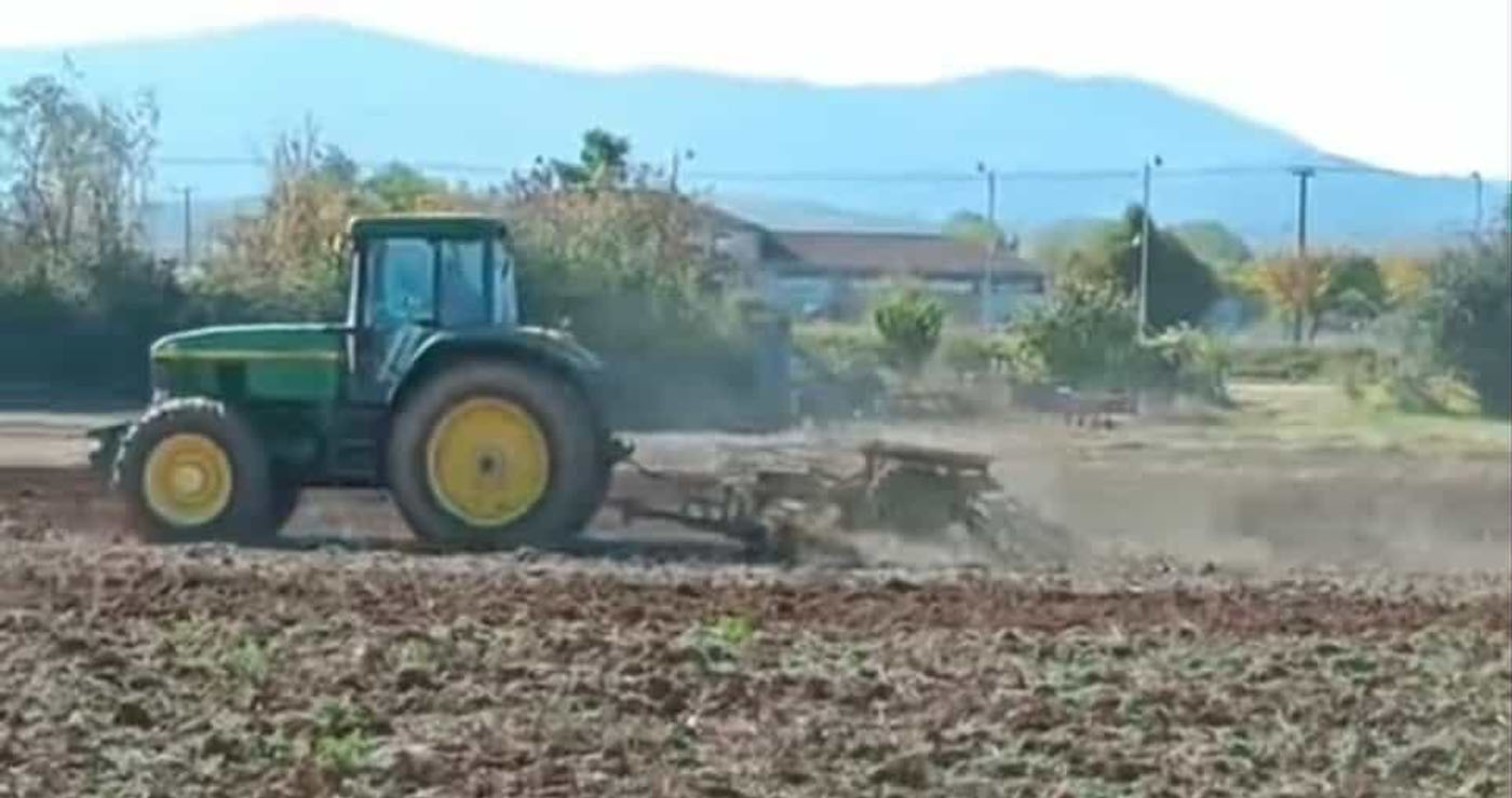 Σε εγρήγορση οι μηχανές των γεωργικών μηχανημάτων, στον κάμπο της Εορδαίας, για τις φθινοπωρινές αγροτικές εργασίες! (της Κούλας Πουλασιχίδου)
