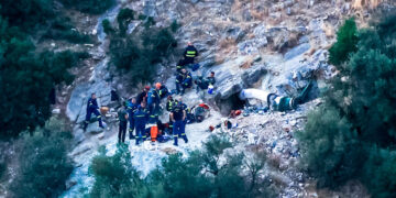 Επί 12 ώρες προσπαθούσαν να απεγκλωβίσουν τον 53χρονο στη Λάρισα – Πώς έγινε η τραγωδία, τι έψαχνε στη σπηλιά