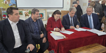 Η Λ. Μενδώνη υπέγραψε τη συντήρηση του Ι.Ν. Αγ. Νικολάου Κοζάνης και του Γεφυριού του Πασά στα Γρεβενά (Βίντεο)