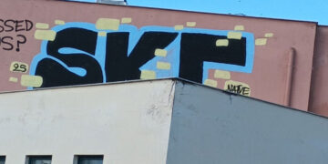 Το κτίριο του Μουσικού Σχολείου Πτολεμαΐδας γέμισε με γκράφιτι – «Να επανορθώσει ο νεαρός που το έκανε…», ζητάει το σχολείο