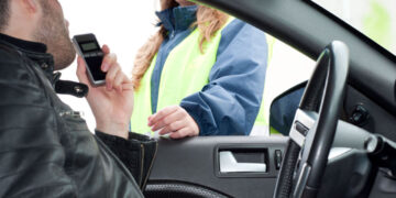 Ομάδες στα social media με πάνω από 200.000 μέλη ενημέρωναν για μπλόκα της τροχαίας για να τα αποφεύγουν οι οδηγοί – Δύο συλλήψεις