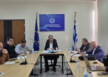 Σύσκεψη εργασίας για το αστεροσκοπείο Όρλιακα με τον Περιφερειάρχη και τους συνεργάτες του σε ένα φωτεινό γραφείο.