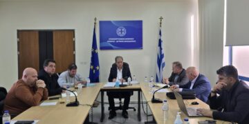 Σύσκεψη εργασίας για το αστεροσκοπείο Όρλιακα με τον Περιφερειάρχη και τους συνεργάτες του σε ένα φωτεινό γραφείο.