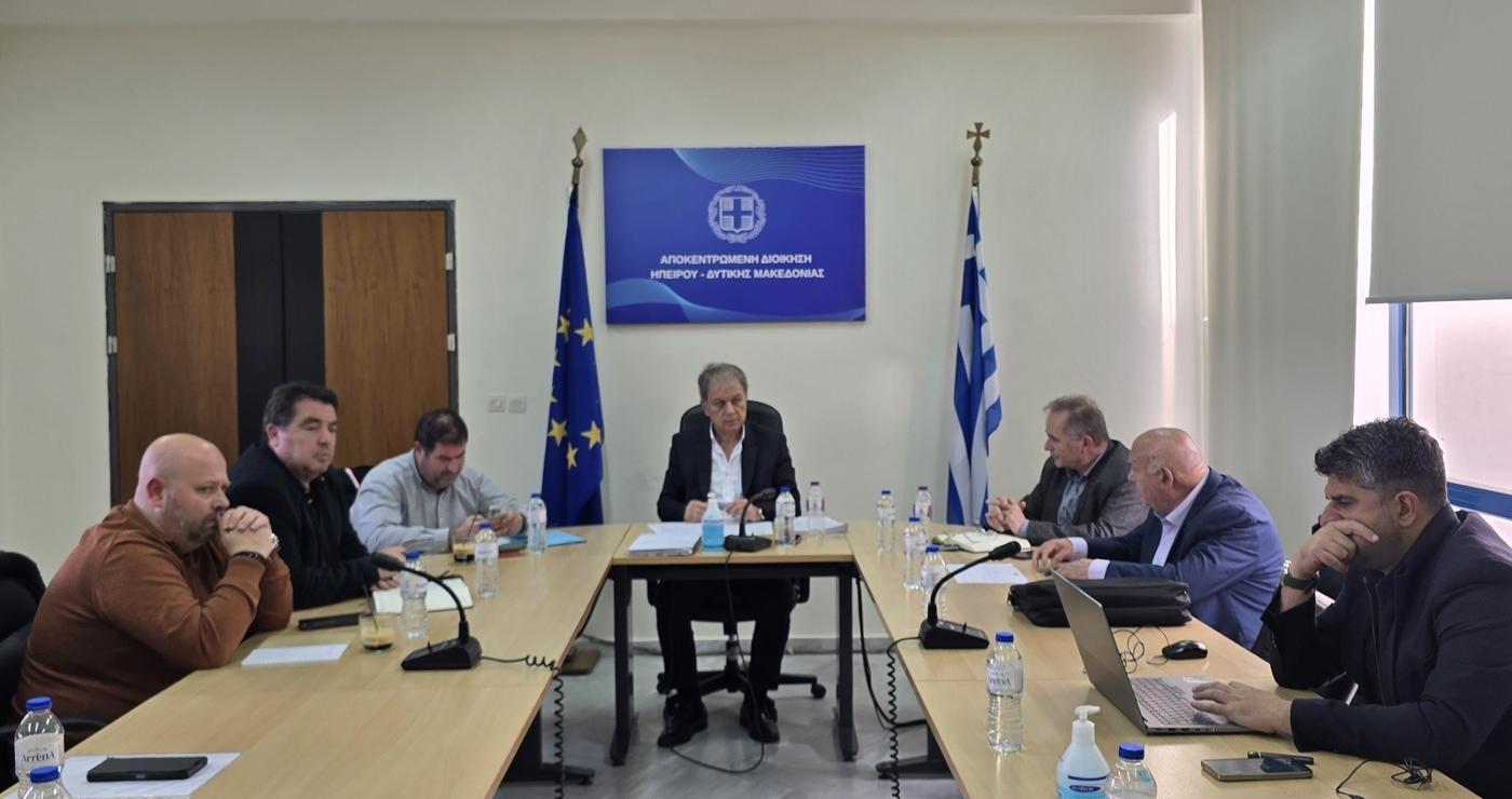 Σύσκεψη εργασίας για το αστεροσκοπείο Όρλιακα με τον Περιφερειάρχη και τους συνεργάτες του σε ένα φωτεινό γραφείο.