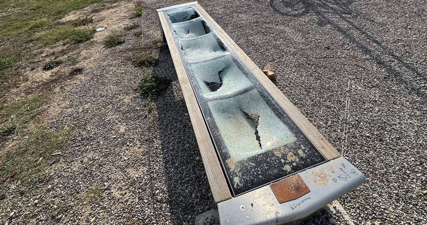 Βανδάλισαν «έξυπνο» ηλιακό παγκάκι στην Πτολεμαΐδα – Φωτογραφίες