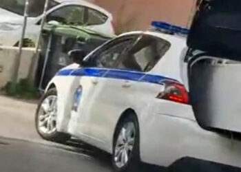 Αστυνομικός μετέφερε ψυγείο στο πορτμπαγκάζ του περιπολικού – Διατάχθηκε ΕΔΕ