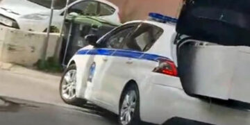 Αστυνομικός μετέφερε ψυγείο στο πορτμπαγκάζ του περιπολικού – Διατάχθηκε ΕΔΕ