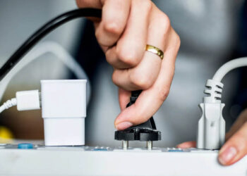 Αυτές είναι οι τρεις συσκευές που δεν πρέπει ποτέ να τις συνδέεται με πολύπριζο -Υπάρχει κίνδυνος πυρκαγιάς