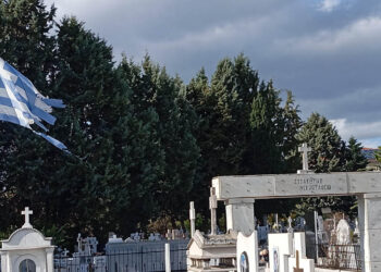 Φθαρμένη και σε απαράδεκτη κατάσταση η σημαία στο στρατιωτικό νεκροταφείο Πτολεμαΐδας (Καταγγελία αναγνώστη)