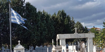 Φθαρμένη και σε απαράδεκτη κατάσταση η σημαία στο στρατιωτικό νεκροταφείο Πτολεμαΐδας (Καταγγελία αναγνώστη)