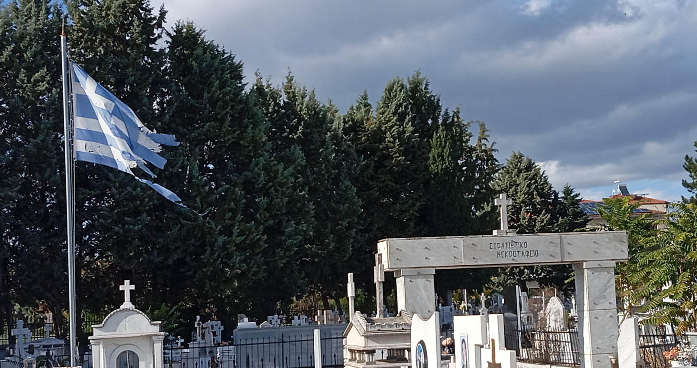 Φθαρμένη και σε απαράδεκτη κατάσταση η σημαία στο στρατιωτικό νεκροταφείο Πτολεμαΐδας (Καταγγελία αναγνώστη)