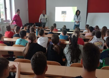 Η πρωταθλήτρια στίβου Στέλλα Τζιακανούλα στο Δημοτικό Σχολείο Αιανής για την Πανελλήνια Μέρα Σχολικού Αθλητισμού