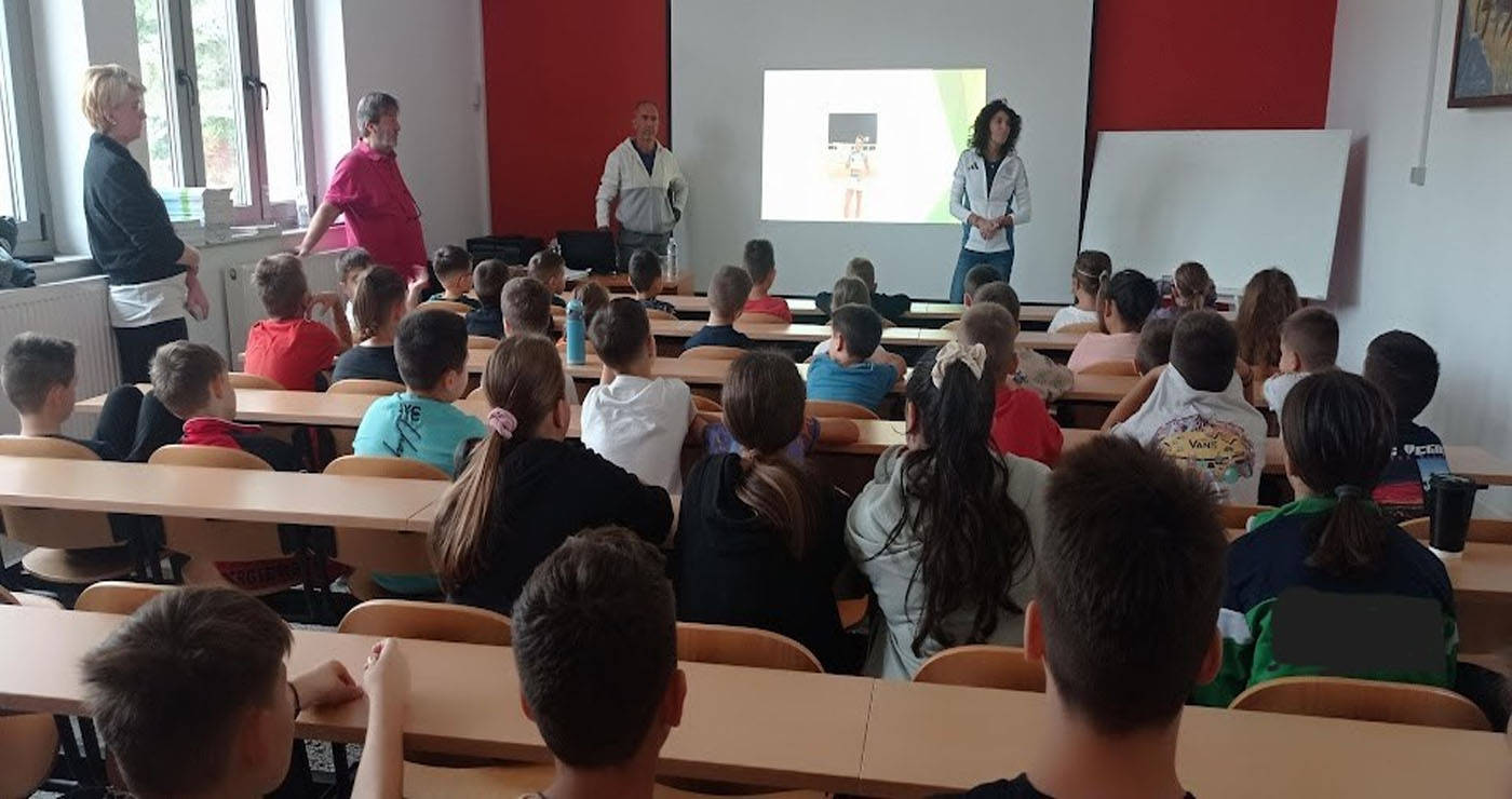 Η πρωταθλήτρια στίβου Στέλλα Τζιακανούλα στο Δημοτικό Σχολείο Αιανής για την Πανελλήνια Μέρα Σχολικού Αθλητισμού