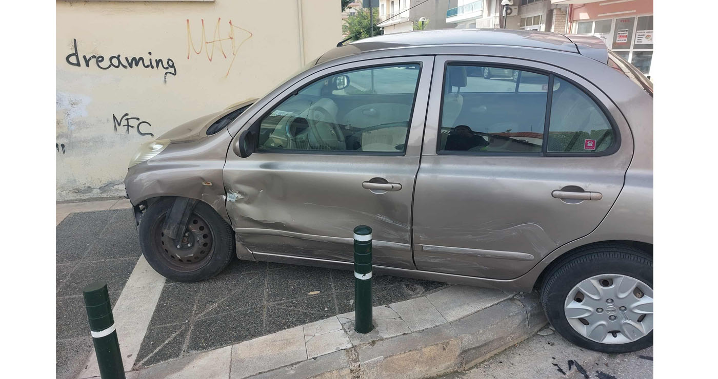 Τροχαίο ατύχημα στην Πτολεμαΐδα – Αυτοκίνητο “καβάλησε” το πεζοδρόμιο