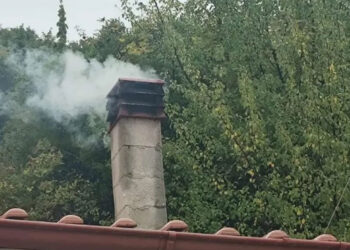 Χειμωνιάτικος καιρός στα ορεινά της Μακεδονίας: Άναψαν σόμπες και τζάκια, πέφτει χιονόνερο – Τι λέει ιδιοκτήτης ταβέρνας στη Ζωοδόχο Πηγή Κοζάνης