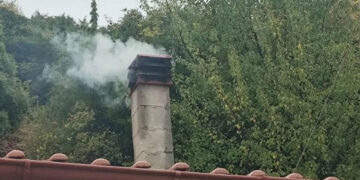 Χειμωνιάτικος καιρός στα ορεινά της Μακεδονίας: Άναψαν σόμπες και τζάκια, πέφτει χιονόνερο – Τι λέει ιδιοκτήτης ταβέρνας στη Ζωοδόχο Πηγή Κοζάνης