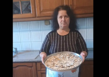 Viral η κυρία Βασιλική από τις Πρέσπες που παρουσιάζει φαγητά, αλλά… κρύβει τις συνταγές – Δείτε βίντεο