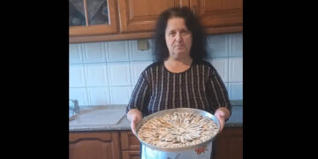 Viral η κυρία Βασιλική από τις Πρέσπες που παρουσιάζει φαγητά, αλλά… κρύβει τις συνταγές – Δείτε βίντεο