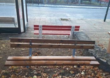 Δύο ξύλινα παγκάκια σε δημόσιο χώρο στο Αμύνταιο, με φθινοπωρινά φύλλα στο έδαφος, αποτελούν μέρος της αναβάθμισης του δημόσιου χώρου.