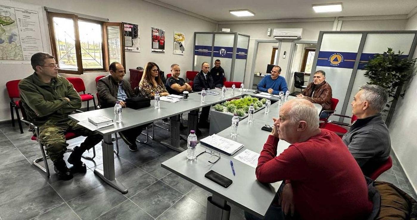 Μια ομάδα ανθρώπων συνεδριάζει σε ένα φωτεινό δωμάτιο στο Δημαρχείο Φλώρινας για να συζητήσουν τις ετοιμασίες για τις επερχόμενες χιονοπτώσεις στη Φλώρινα.