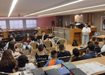 Μια δασκάλα παρουσιάζει μια λογοτεχνική δράση σε μαθητές της Β’ τάξης στο Γυμνάσιο Αναρράχης, με βιβλία και τετράδια μπροστά τους.