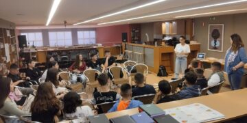 Μια δασκάλα παρουσιάζει μια λογοτεχνική δράση σε μαθητές της Β’ τάξης στο Γυμνάσιο Αναρράχης, με βιβλία και τετράδια μπροστά τους.