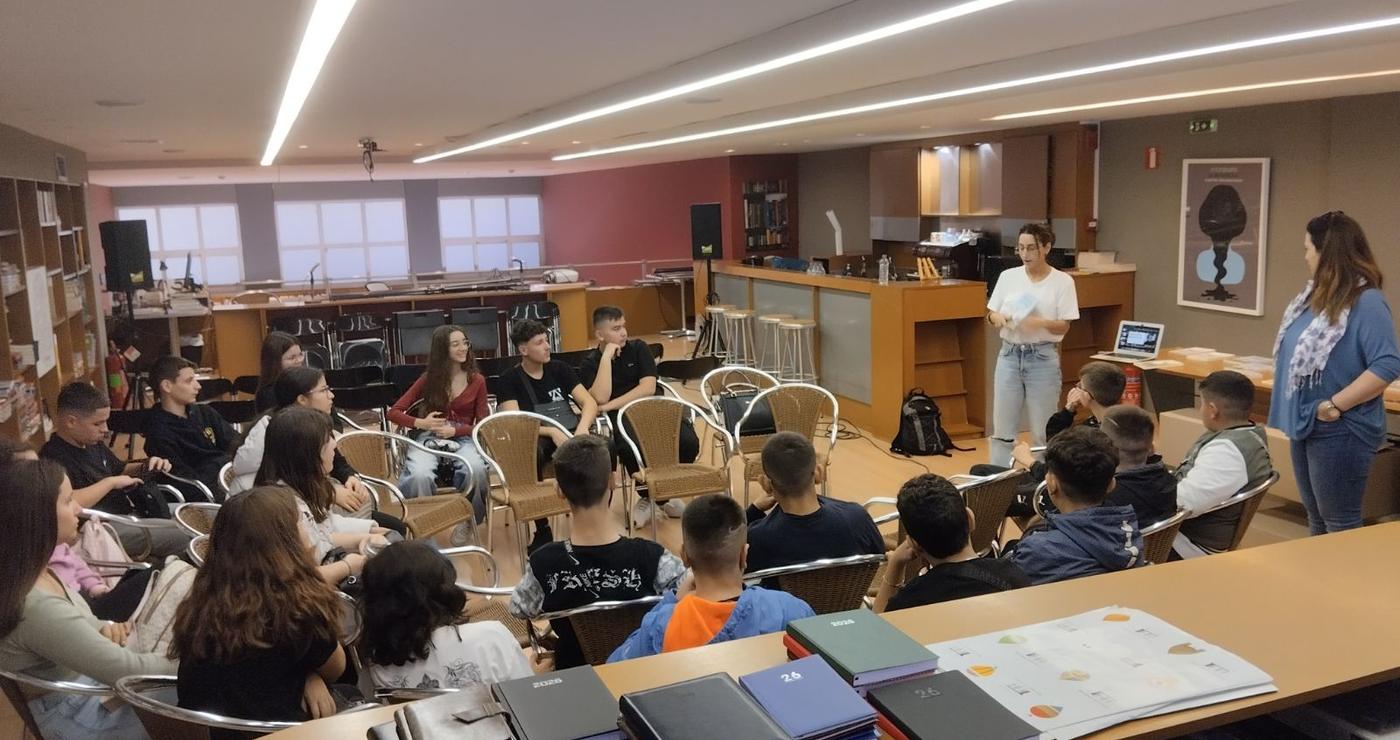 Μια δασκάλα παρουσιάζει μια λογοτεχνική δράση σε μαθητές της Β’ τάξης στο Γυμνάσιο Αναρράχης, με βιβλία και τετράδια μπροστά τους.