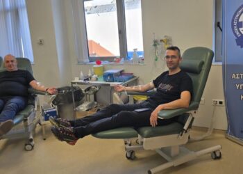 Δύο αστυνομικοί δίνουν αίμα σε αίθουσα αιμοδοσίας στο Μποδοσάκειο Νοσοκομείο Πτολεμαΐδας, συμμετέχοντας στην εθελοντική αιμοδοσία Κοζάνης.