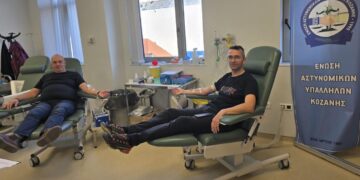 Δύο αστυνομικοί δίνουν αίμα σε αίθουσα αιμοδοσίας στο Μποδοσάκειο Νοσοκομείο Πτολεμαΐδας, συμμετέχοντας στην εθελοντική αιμοδοσία Κοζάνης.