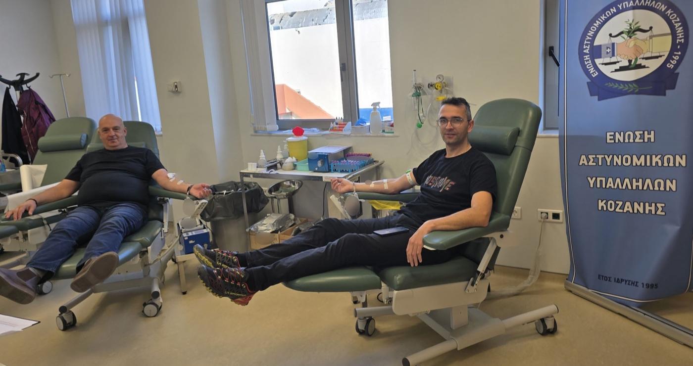 Δύο αστυνομικοί δίνουν αίμα σε αίθουσα αιμοδοσίας στο Μποδοσάκειο Νοσοκομείο Πτολεμαΐδας, συμμετέχοντας στην εθελοντική αιμοδοσία Κοζάνης.