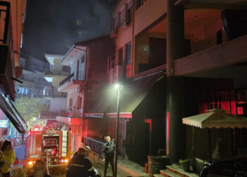 Γρεβενά: Τρία άτομα απεγκλωβίστηκαν από πυροσβέστες σε φωτιά πολυκατοικίας – Μεταφέρθηκαν προληπτικά στο νοσοκομείο