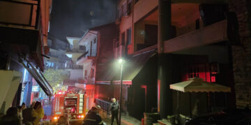 Γρεβενά: Τρία άτομα απεγκλωβίστηκαν από πυροσβέστες σε φωτιά πολυκατοικίας – Μεταφέρθηκαν προληπτικά στο νοσοκομείο