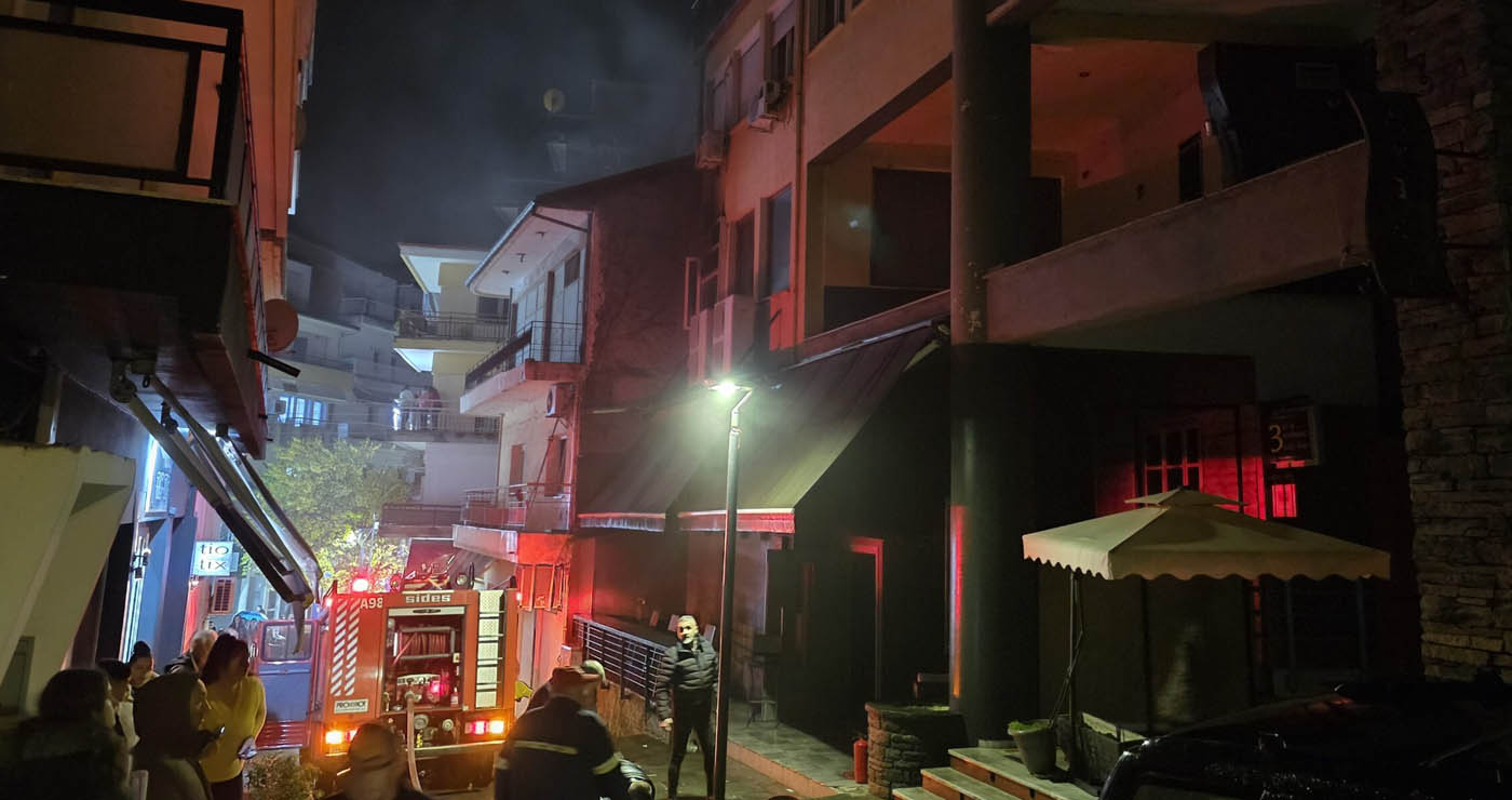 Γρεβενά: Τρία άτομα απεγκλωβίστηκαν από πυροσβέστες σε φωτιά πολυκατοικίας – Μεταφέρθηκαν προληπτικά στο νοσοκομείο