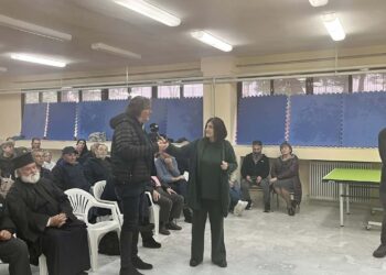 Μια γυναίκα μιλάει σε ένα κοινό κατά τη διάρκεια μιας διαμαρτυρίας ενάντια στη συγχώνευση του Γυμνασίου Τρανοβάλτου στα Σέρβια.