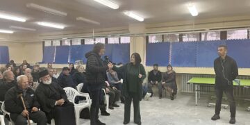 Μια γυναίκα μιλάει σε ένα κοινό κατά τη διάρκεια μιας διαμαρτυρίας ενάντια στη συγχώνευση του Γυμνασίου Τρανοβάλτου στα Σέρβια.