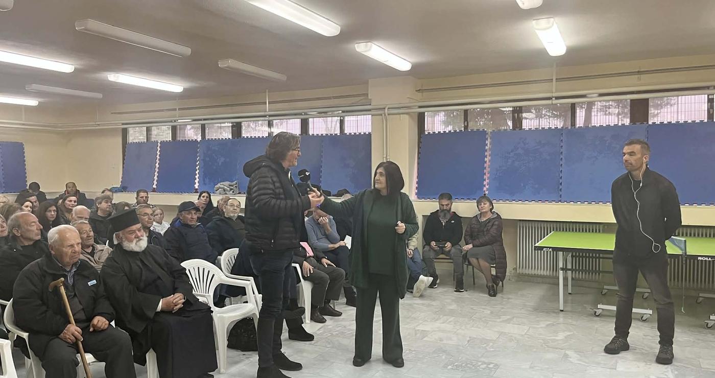 Μια γυναίκα μιλάει σε ένα κοινό κατά τη διάρκεια μιας διαμαρτυρίας ενάντια στη συγχώνευση του Γυμνασίου Τρανοβάλτου στα Σέρβια.