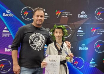 Ο Χρήστος Μάνιος, αθλητής του Taekwondo, στέκεται περήφανα με τον προπονητή του και το χάλκινο μετάλλιό του στο Πανευρωπαϊκό Πρωτάθλημα Taekwondo στην Αθήνα.