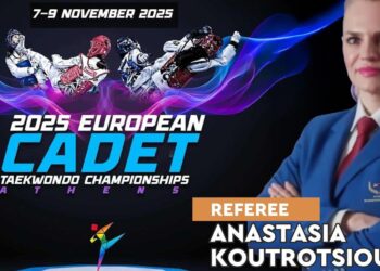 Η Αναστασία Κουτρότσιου, κορυφαία διαιτητής Taekwondo, ποζάρει δίπλα σε μια αφίσα του Πανευρωπαϊκού Πρωταθλήματος Παίδων-Κορασίδων 2025.