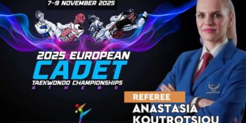 Η Αναστασία Κουτρότσιου, κορυφαία διαιτητής Taekwondo, ποζάρει δίπλα σε μια αφίσα του Πανευρωπαϊκού Πρωταθλήματος Παίδων-Κορασίδων 2025.
